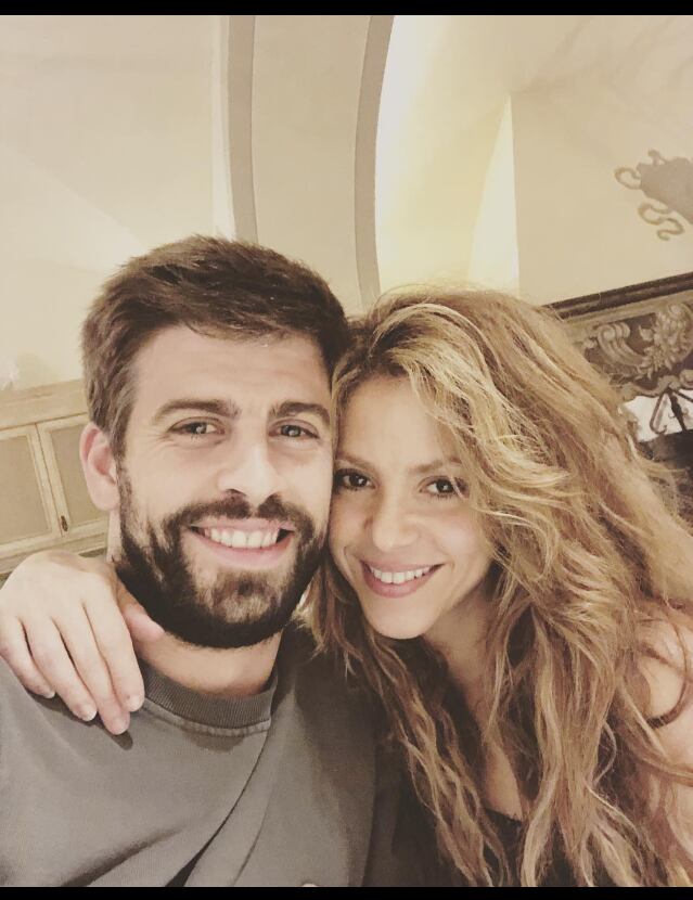 Gerard Piqué enfadado defiende a Clara Chía mientras Shakira se muda a Miami