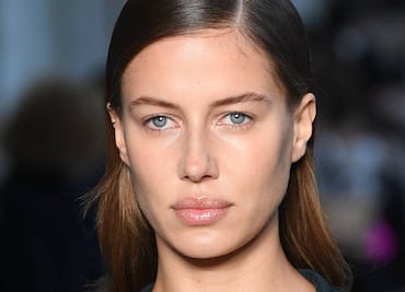 Nicole Poturalski, novia de Brad Pitt, presume su abdomen con sexy crop top
