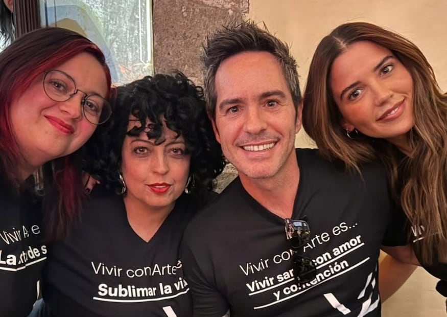 Mauricio Ochmann y Lorena González en la presentación de su fundación "Vivir con Arte" / Foto: Instagram @mauochmann