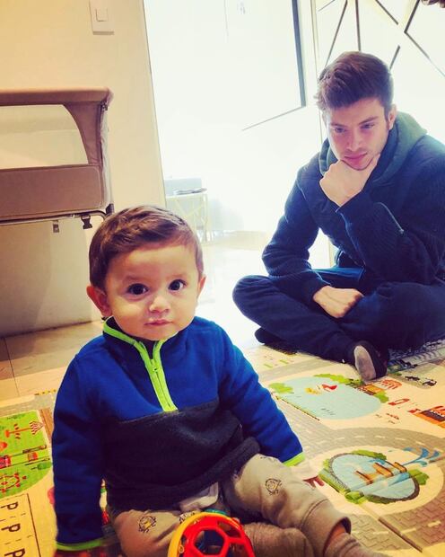 Nicolás, hijo de Ludwika Paleta y Plutarco Haza, comparte tiempo con su hermano Leo 