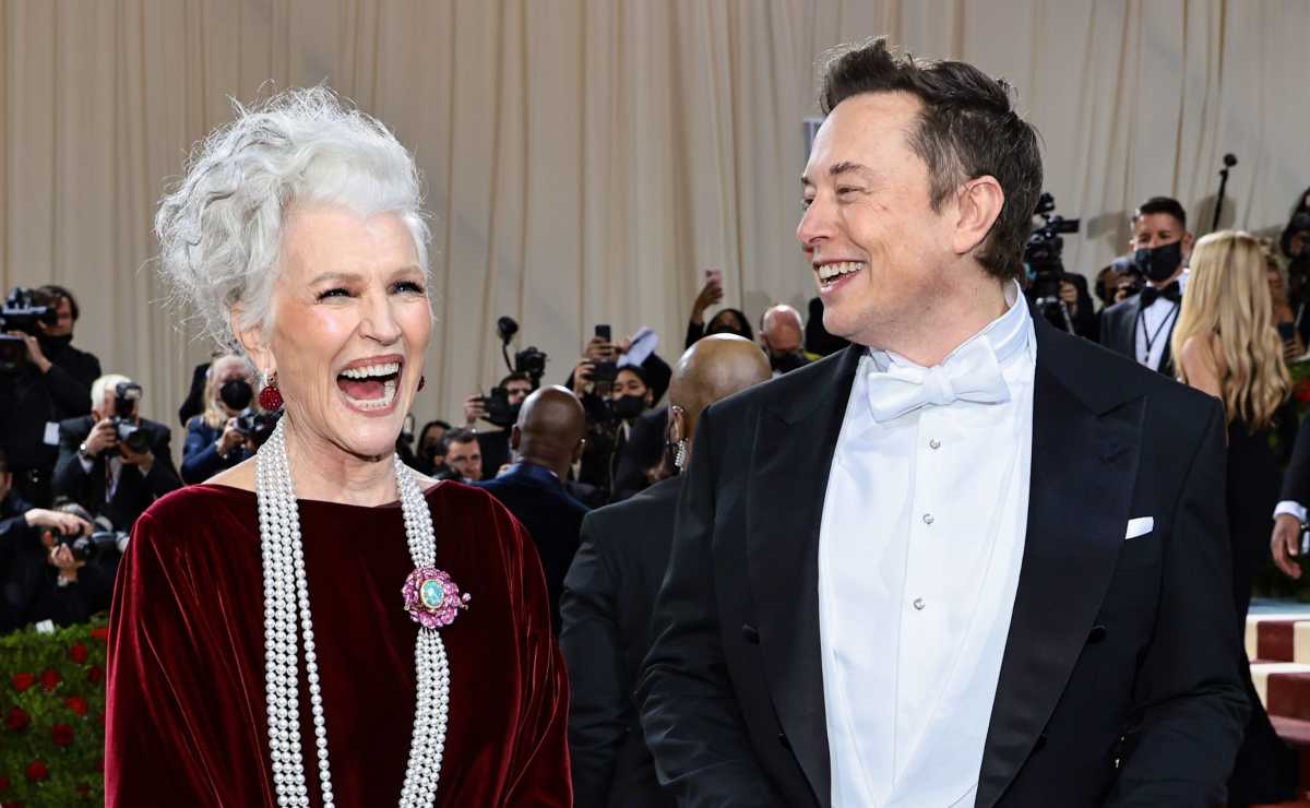 Elon Musk llega con su mamá Maye Musk a la MET Gala 2022