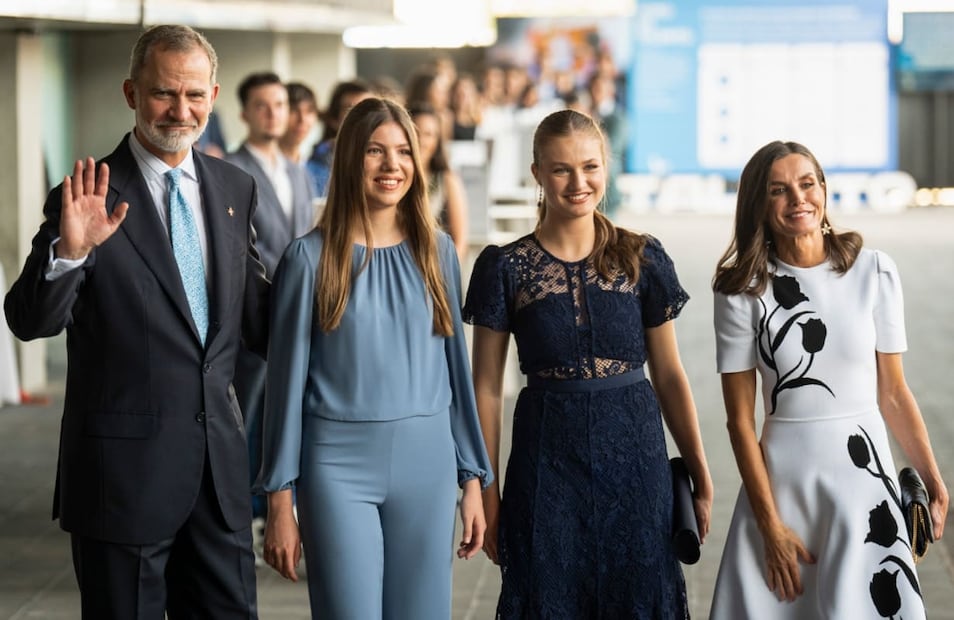 Los reyes Felipe VI y Letizia con la princesa Leonor y la infanta Sofía previo a los premios de la Fundación Princesa de Girona / Foto: EFE