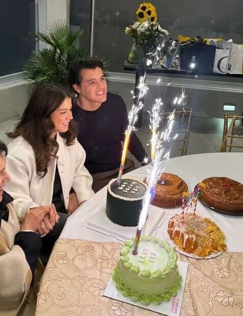 Paulina Peña mostró una fotografía junto a su esposo, Fernando Tena, y sus diferentes pasteles de cumpleaños / Foto: Instagram