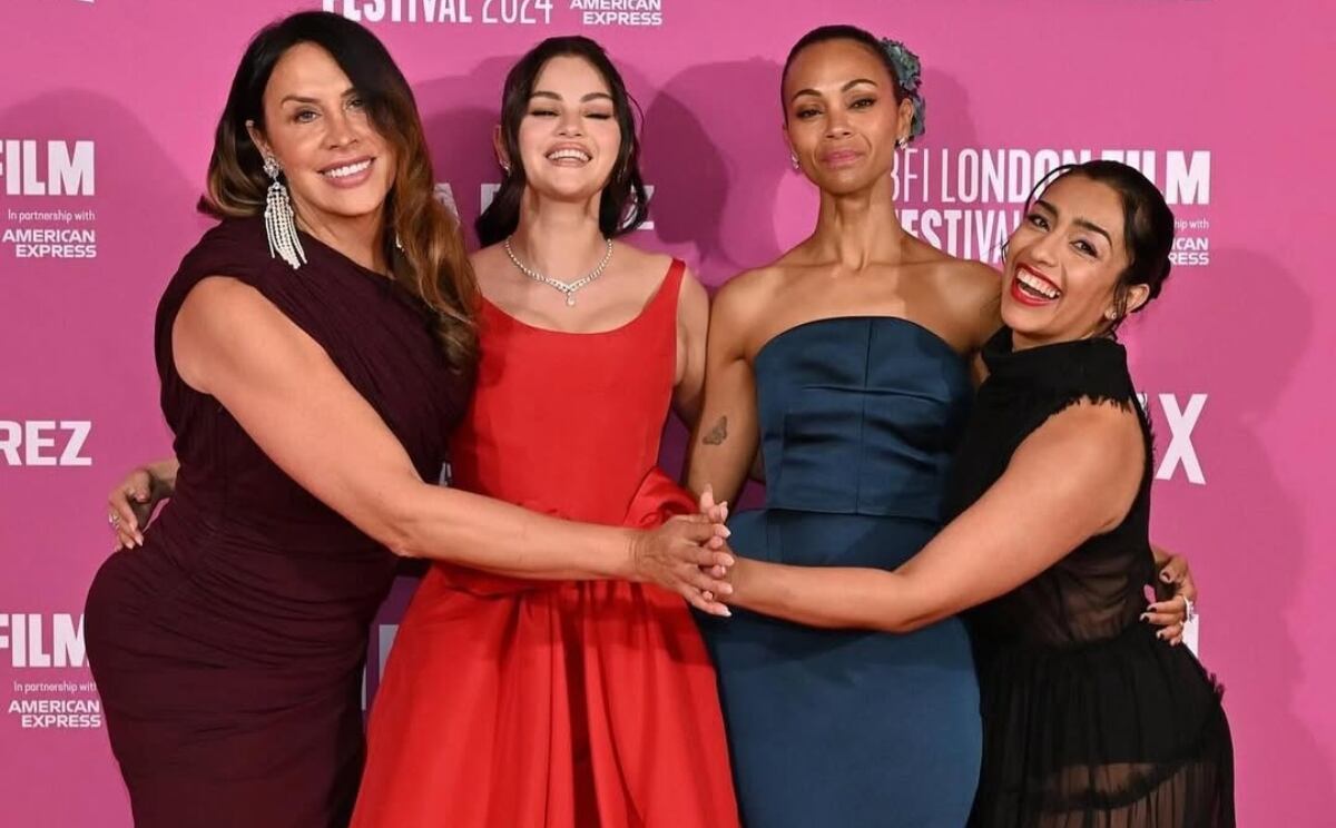 Selena Gómez junto a Karla Sofía Gascón, Zoe Saldaña y Adriana Paz / Foto: Instagram