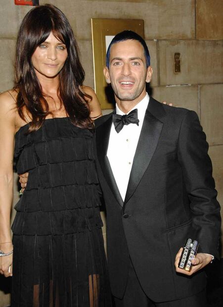 Marc Jacobs luce impactante tras levantamiento facial: comparte foto en cápsula de oxígeno