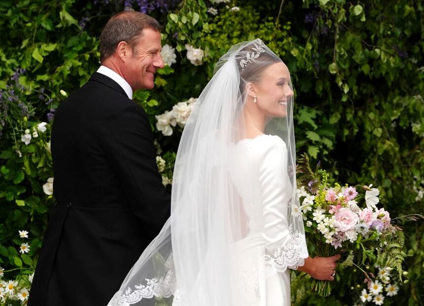 Olivia Henson en la catedral de Chester junto a su papá, Rupert Henson / AFP