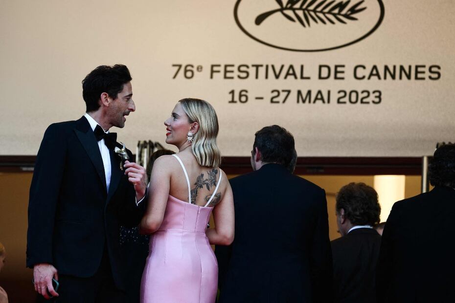 Scarlett Johansson platica con Adrien Brody en el Festival de Cannes / AFP
