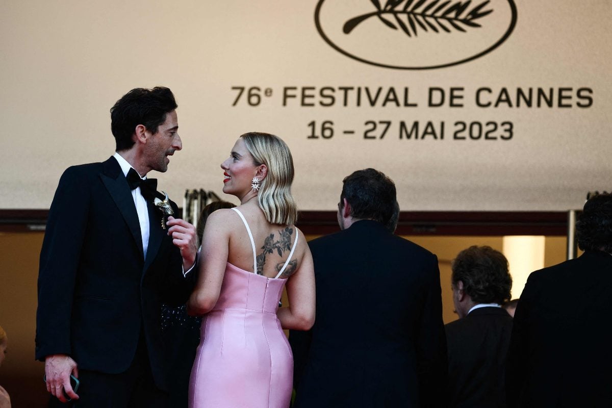 Scarlett Johansson platica con Adrien Brody en el Festival de Cannes / AFP