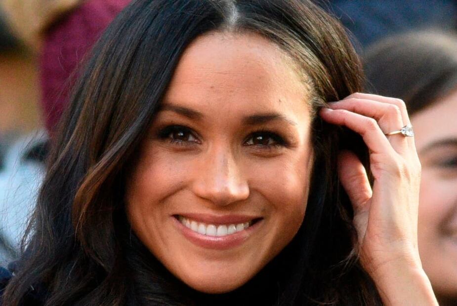 Meghan Markle luciendo su esplendoroso anillo de compromiso / AFP