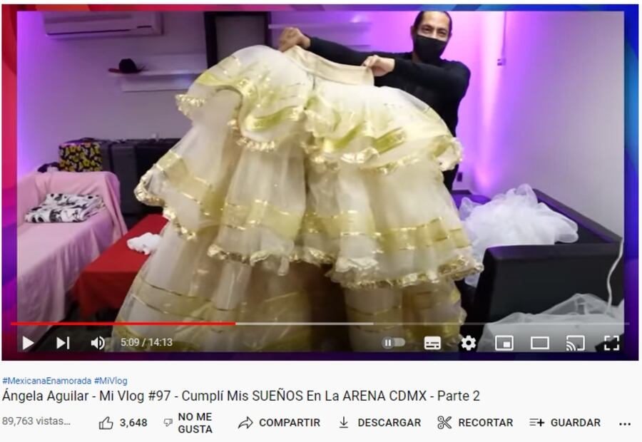 Ángela Aguilar y su espectacular vestido que tiene 60 metros de tela