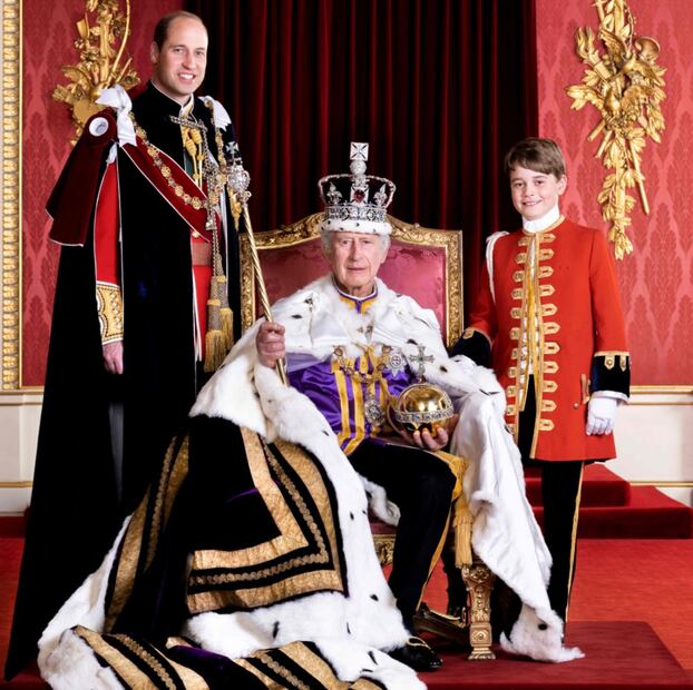 El rey Carlos III junto al príncipe William y el príncipe George, herederos al trono de Reino Unido / AFP