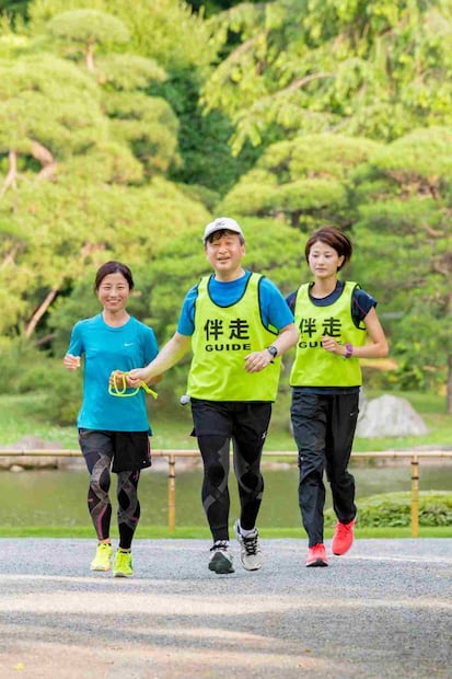 El día que Naruhito de Japón corrió con una atleta paralímpica 