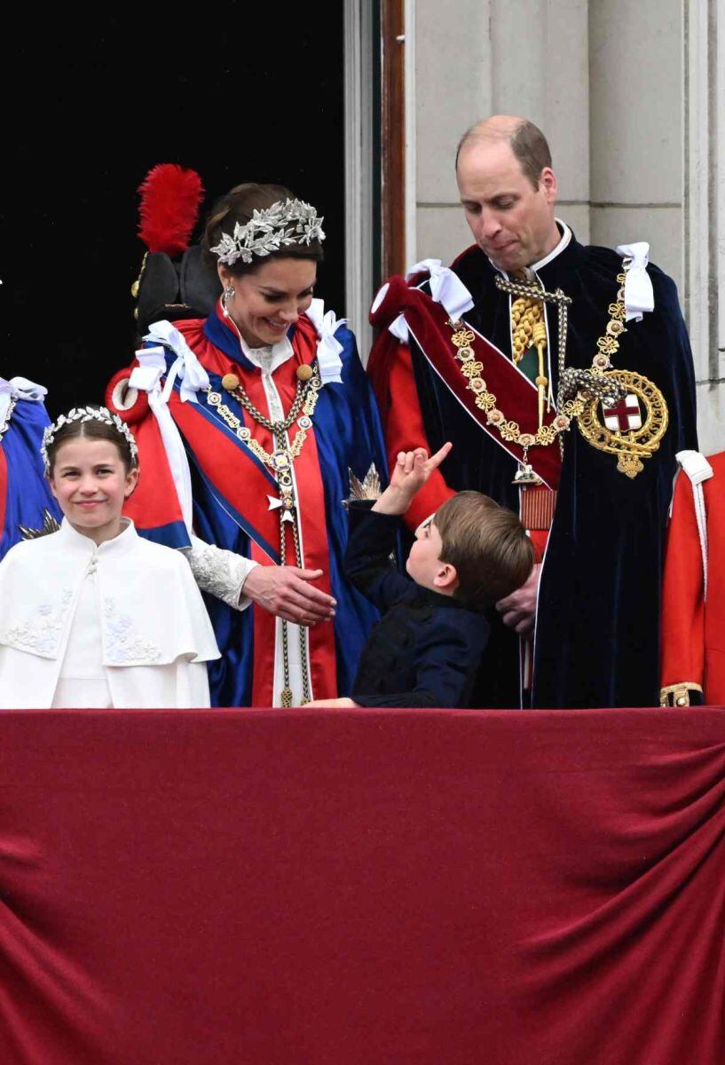 Los bostezos y más caras graciosas del príncipe Louis en la coronación de Carlos III