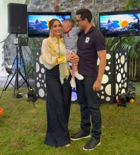 Carlos Rivera y Cynthia Rodríguez con su hijo León / Foto: Especial