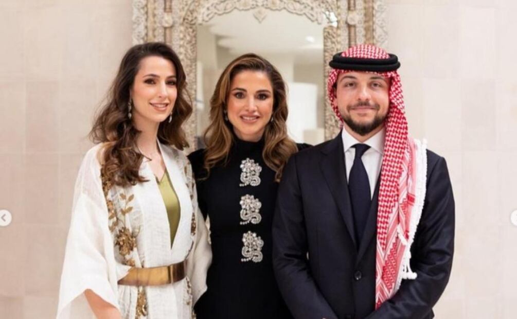 La reina Rania de Jordania con su hijo, el príncipe Hussein y la princesa Rajwa / Instagram