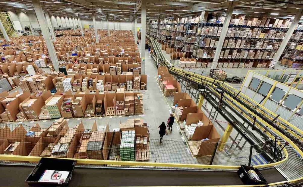 Protestantes colocan una guillotina afuera de la casa de Jeff Bezos 