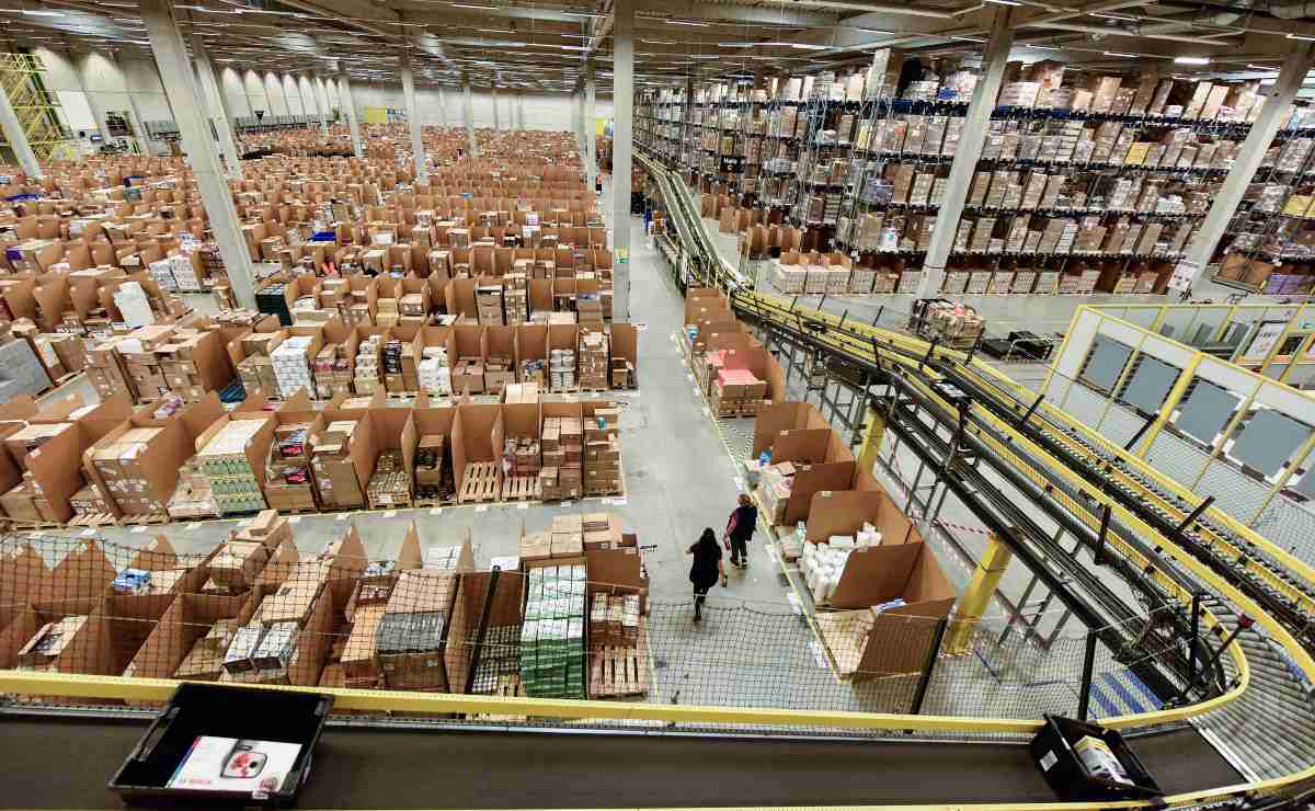 Protestantes colocan una guillotina afuera de la casa de Jeff Bezos 