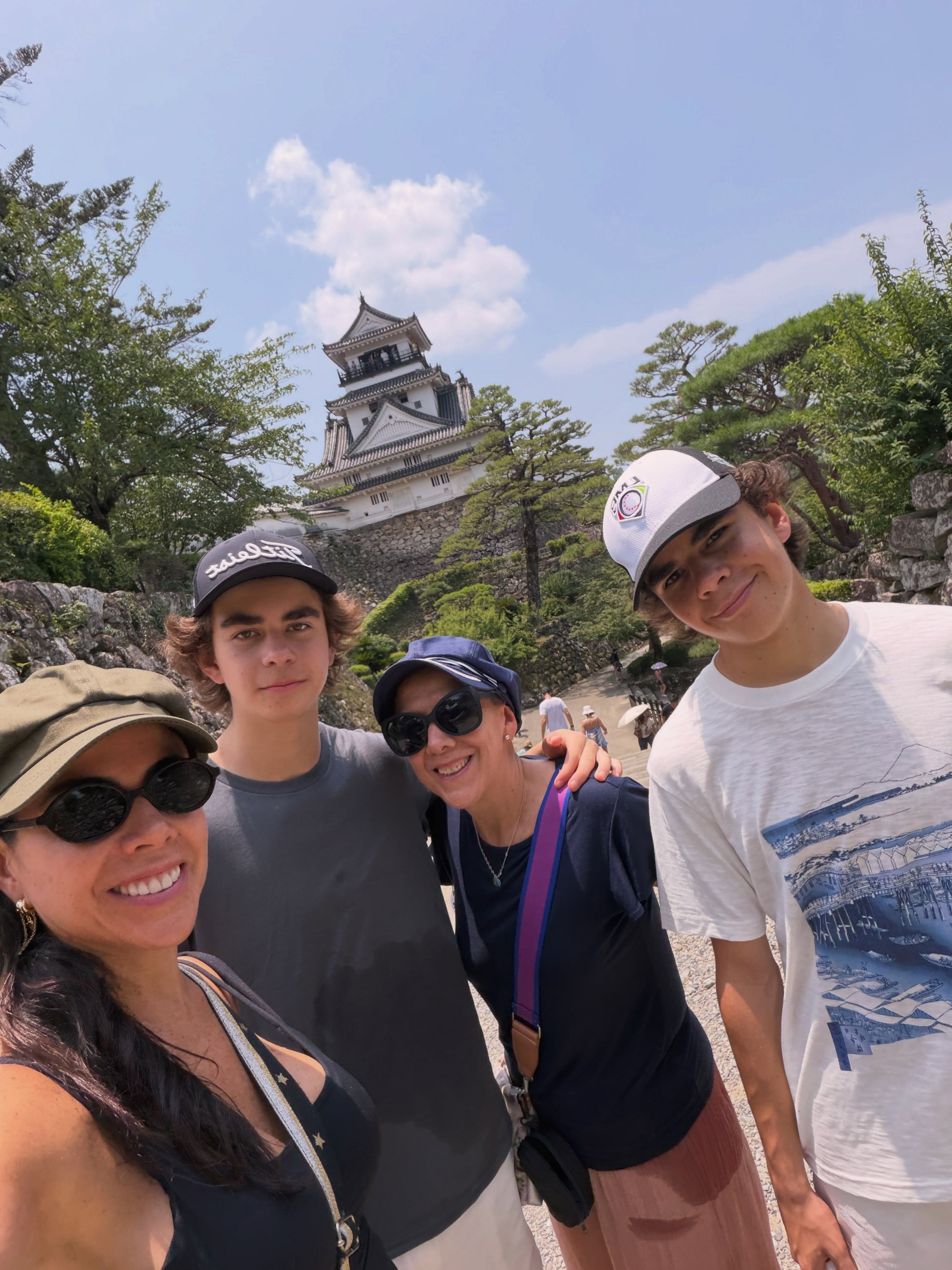 Paola Rojas con sus hijos, Paulo y Leonardo, y su mamá María. (Foto: Instagram)