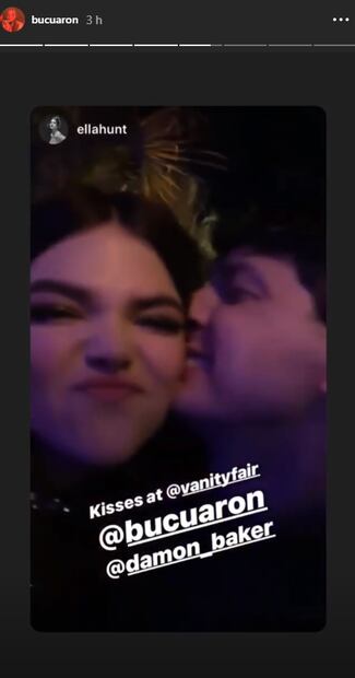 Captamos a Bu Cuarón muy cariñosa con Damon Baker en el after party de los Oscar