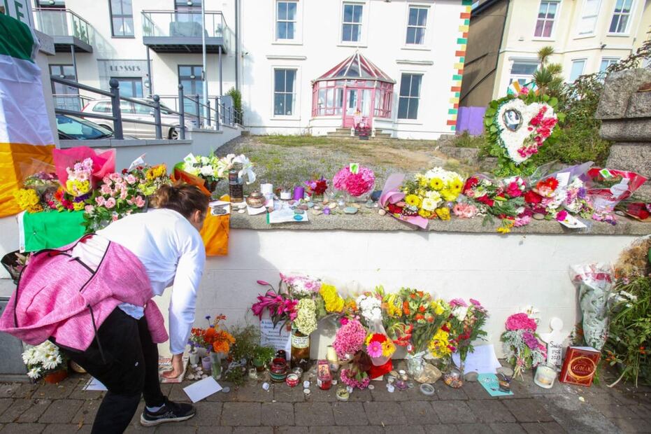Los fans de la cantante depositaron flores en su casa de Bray, Irlanda / AFP
