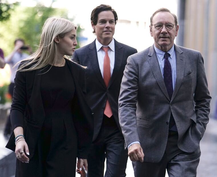 Kevin Spacey saliendo del Tribunal de Southwark en Londres durante el lunes 17 de julio / AP