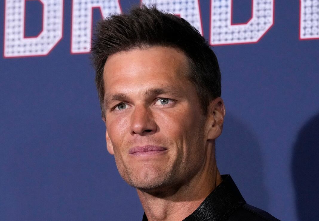 Tom Brady modela su marca de ropa con atrevida foto frente al espejo