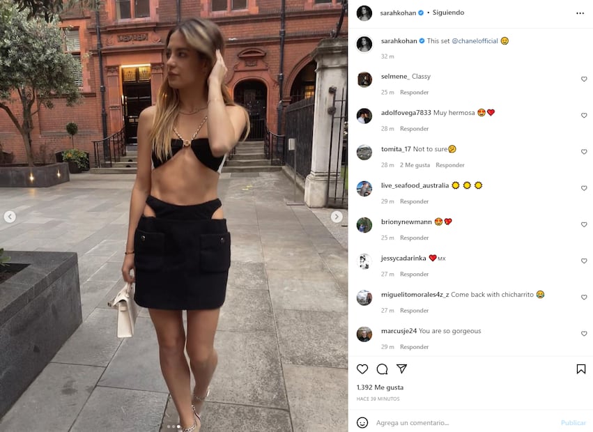 Sarah Kohan impacta con super look de Chanel: mini top y falda de tweed