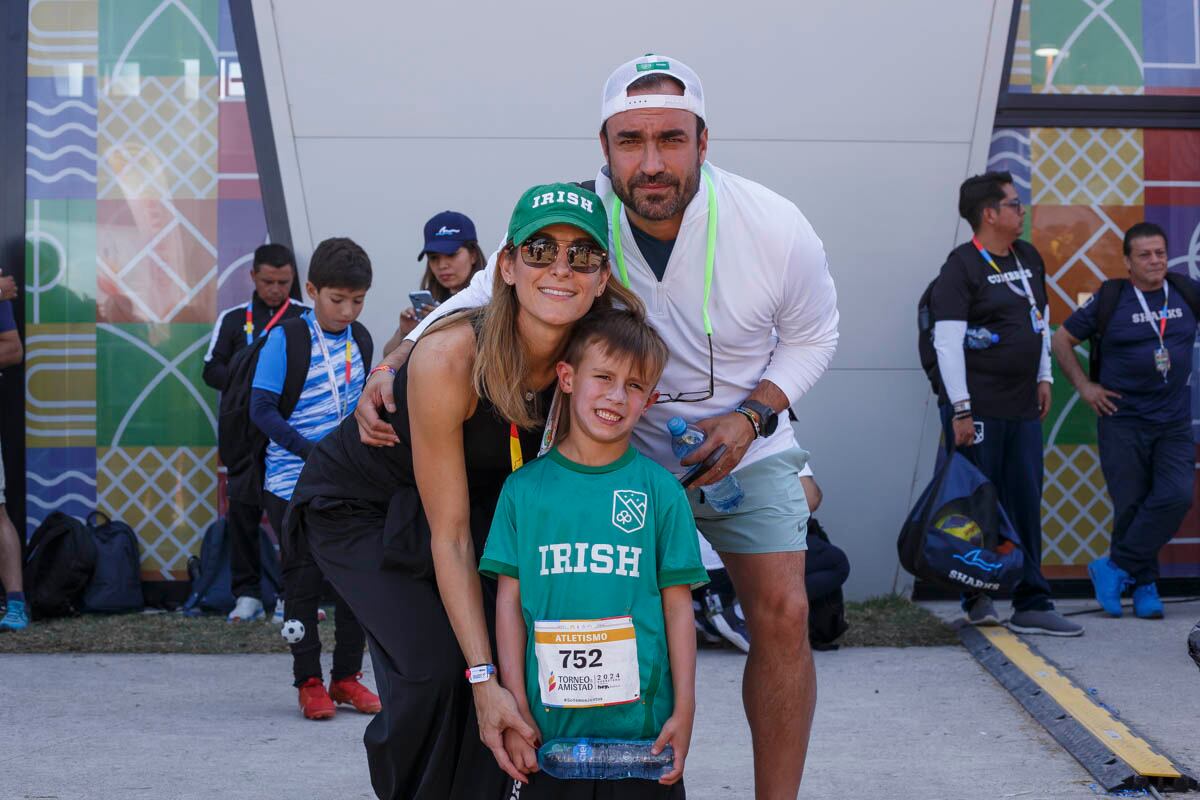 Lorena Gutiérrez con Diego y Juan Enrique Quintanilla. (Foto: Esteban Torreblanca)