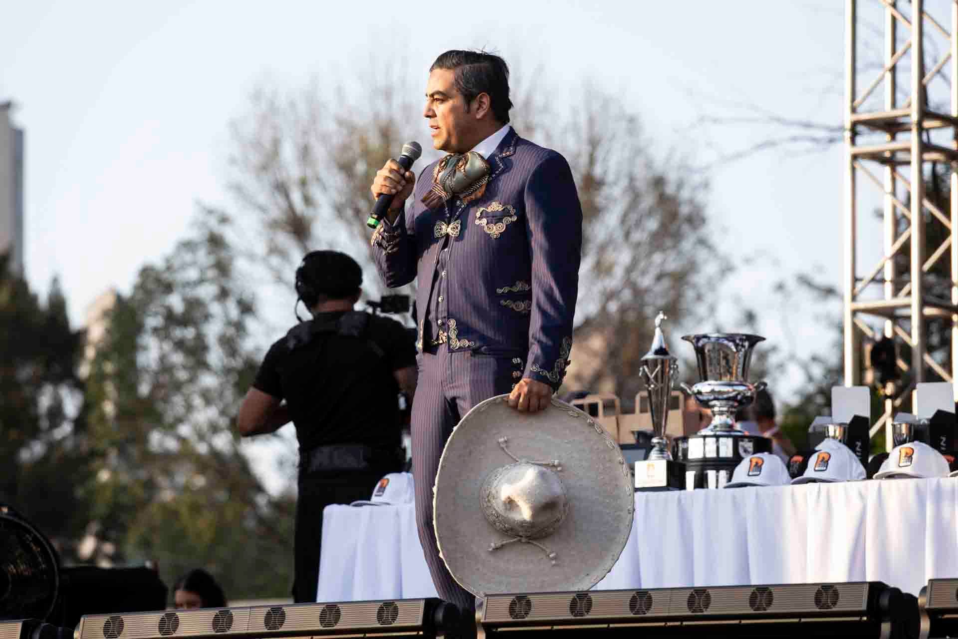 Alejandro Goñi presentando la pasarela. (Foto: Esteban Torreblanca)