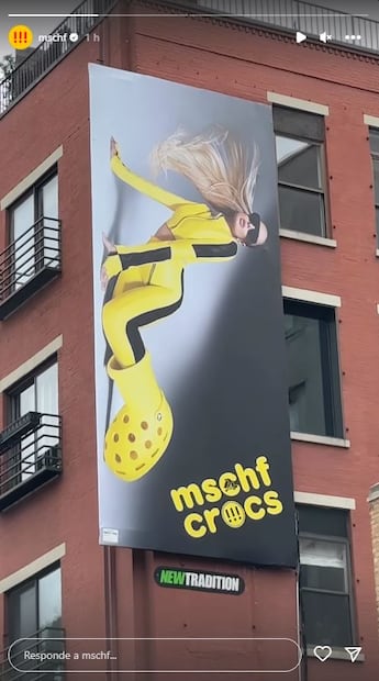Un anuncio de Paris Hilton modelando las botas en NY / Instagram