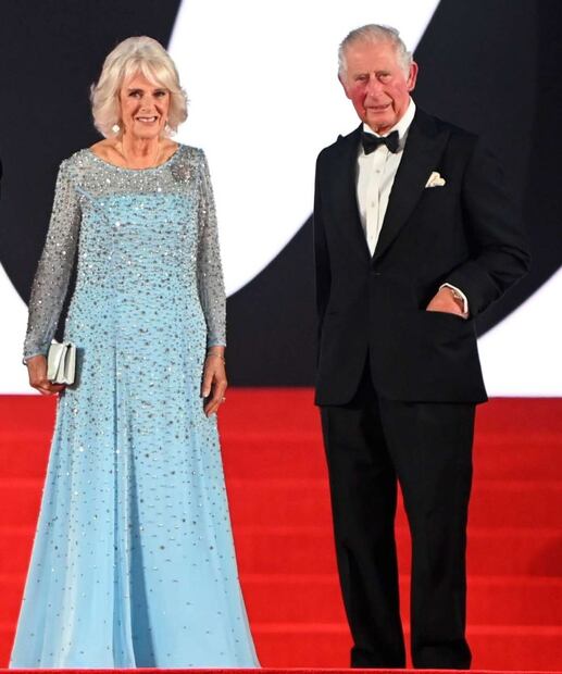 Kate Middleton impacta con escote, transparencias y vestido dorado en la premiere de "No time to Die"