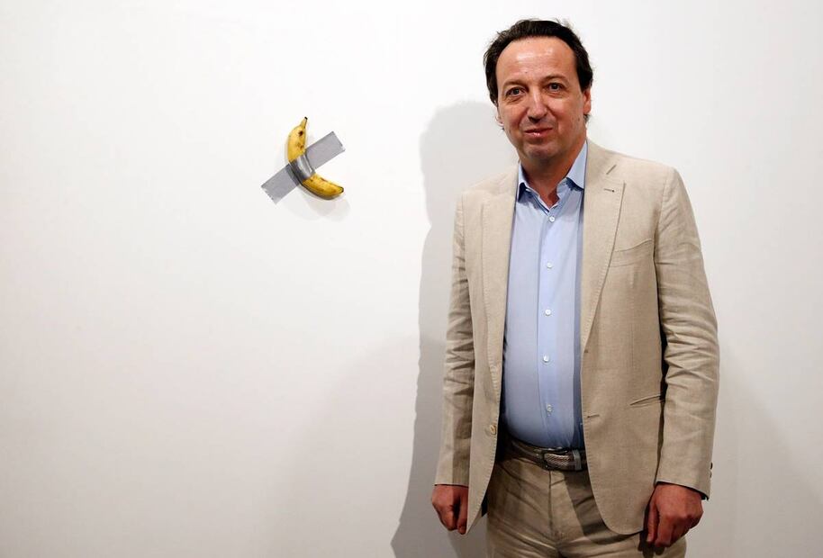 Un plátano pegado a la pared, del artista Maurizio Cattelan, es vendido en 120 mil dólares