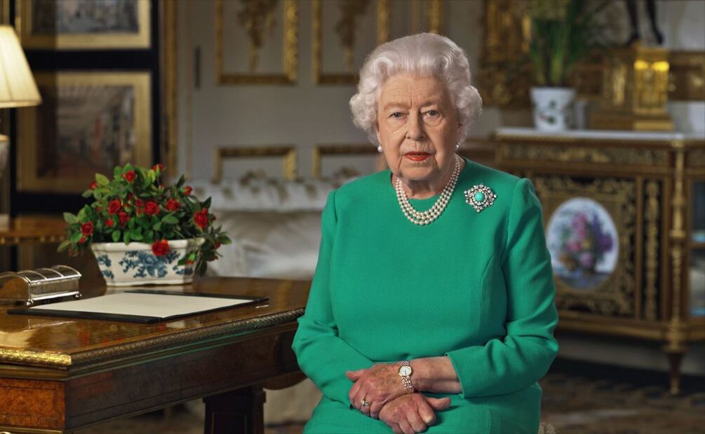 La reina Isabel II compra lujoso carro de golf como silla de ruedas