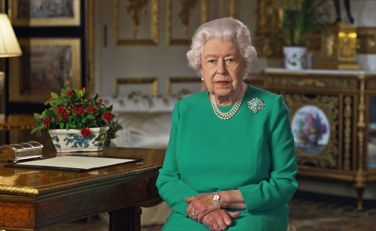 La reina Isabel II compra lujoso carro de golf como silla de ruedas