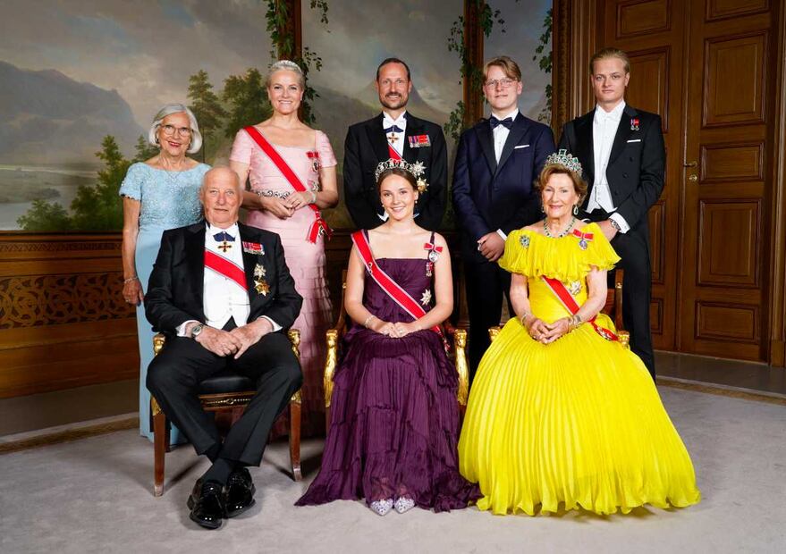 Estelle de Suecia, Ingrid de Noruega, Amalia de Holanda y Elisabeth de Bélgica posan con tiaras como futuras reinas