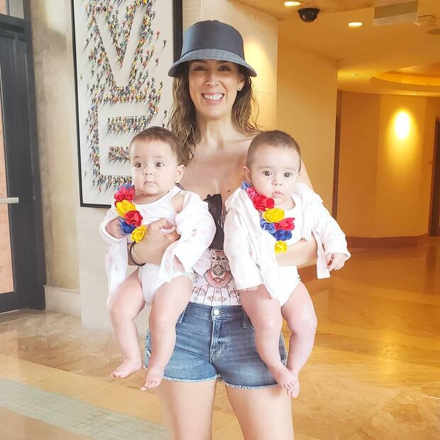 Jacky Bracamontes organiza gran fiesta de bautizo a sus mellizas Emilia y Paula 
