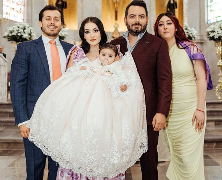 José Eduardo Derbez, Paola Dalay y Tessa junto a sus padrinos  Vicky Fayad y Gilberto Loy / Foto: Instagram