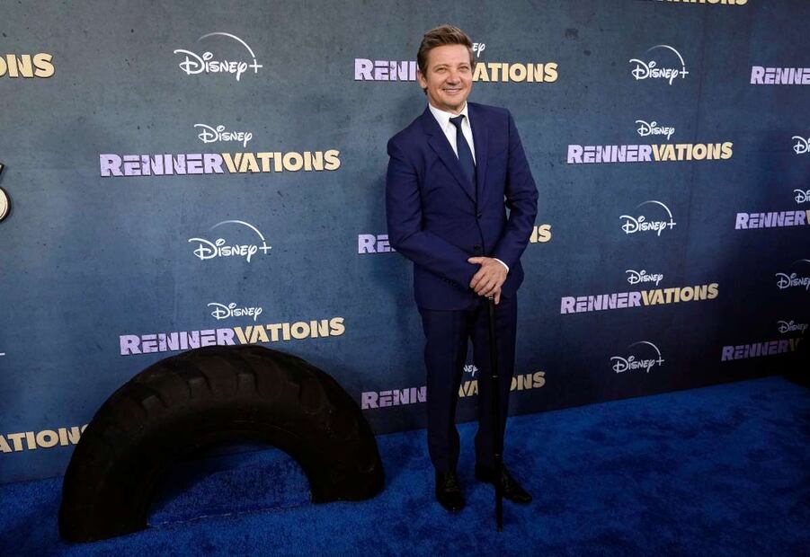 Jeremy Renner regresa a la alfombra roja apoyado en un bastón