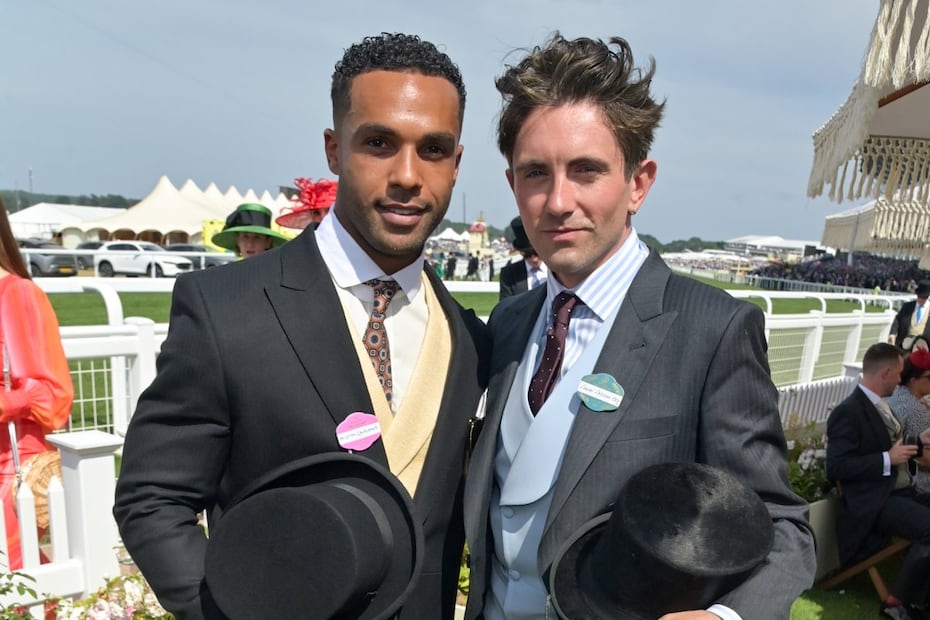 El actor Lucien Laviscount y el responsable del código de vestimenta para Royal Ascot, este año, Daniel Fletcher. (Foto: Dave Benett)