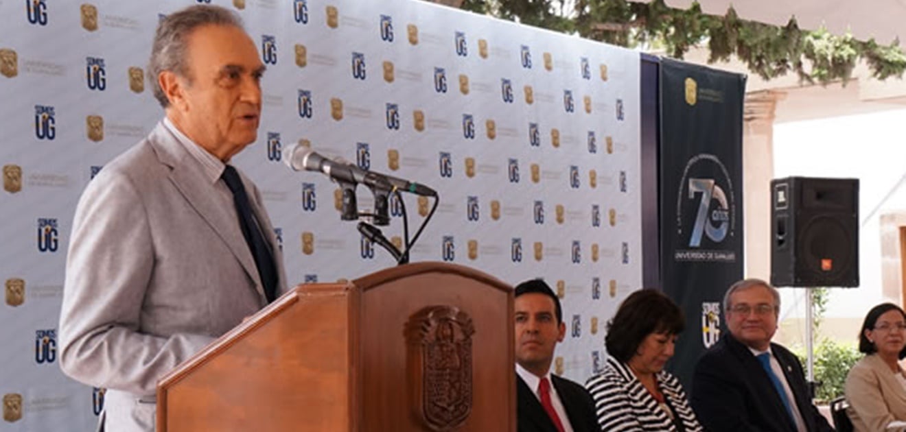 <p>Tras una larga batalla contra el cáncer murió el empresario Roberto Plascencia. <strong>(Foto: Universidad de Guanajuato)</strong></p>