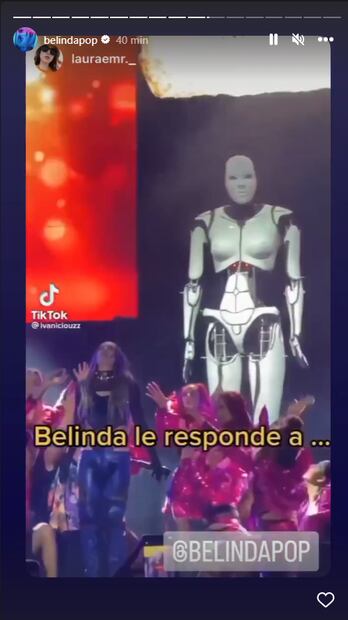 Belinda se autodenomina 'reina de los amarres' durante concierto