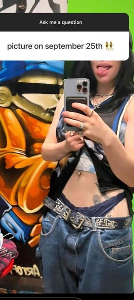 Billie Eilish deja al descubierto su ropa interior y un tatuaje en la cadera