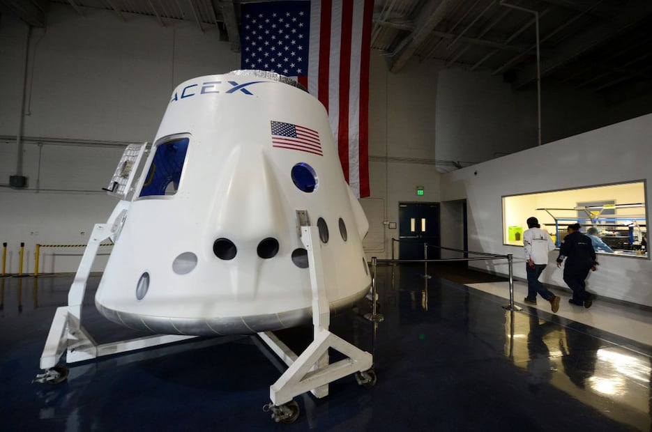 Astronautas de Elon Musk deberán usar ropa interior porque no funciona el baño de una cápsula de Space X