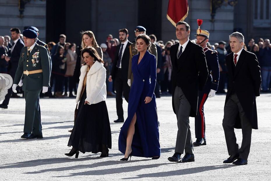 La reina Letizia de España impacta con un elegante maxi blazer en la pascua militar 