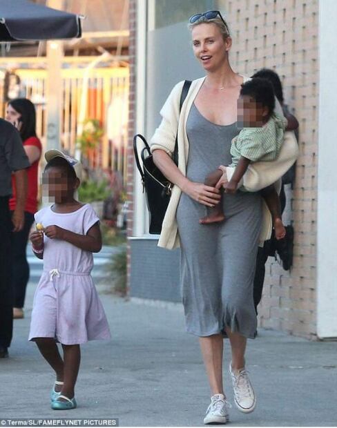 Jackson, hijo de Charlize Theron se disfraza de la princesa de Frozen