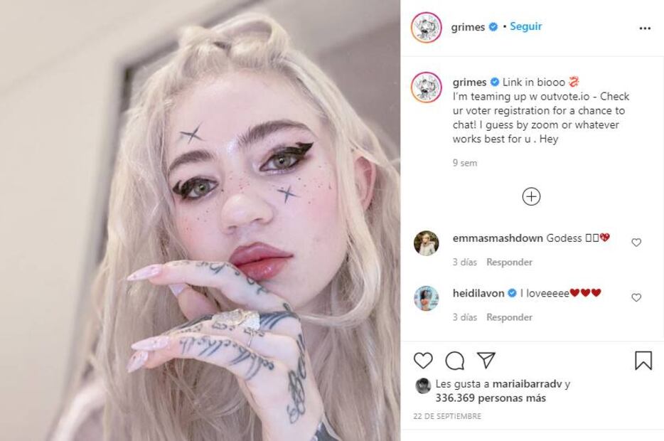 Grimes, novia de Elon Musk, posa topless para anunciar proyecto