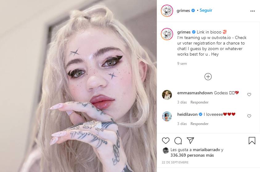 Grimes, novia de Elon Musk, posa topless para anunciar proyecto