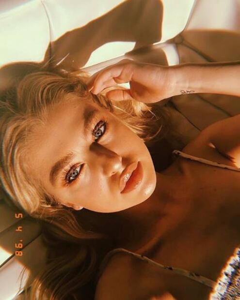 Anaïs Gallagher, la sensual hija del cantante británico Noel Gallagher, comparte foto en topless 