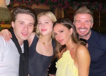 Nicola Peltz por fin usa un vestido de Victoria Beckham y posan juntas con el resto de la familia