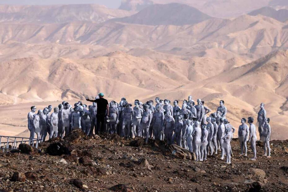 Spencer Tunick reúne 300 personas que sin ropa posaron cerca del Mar Muerto